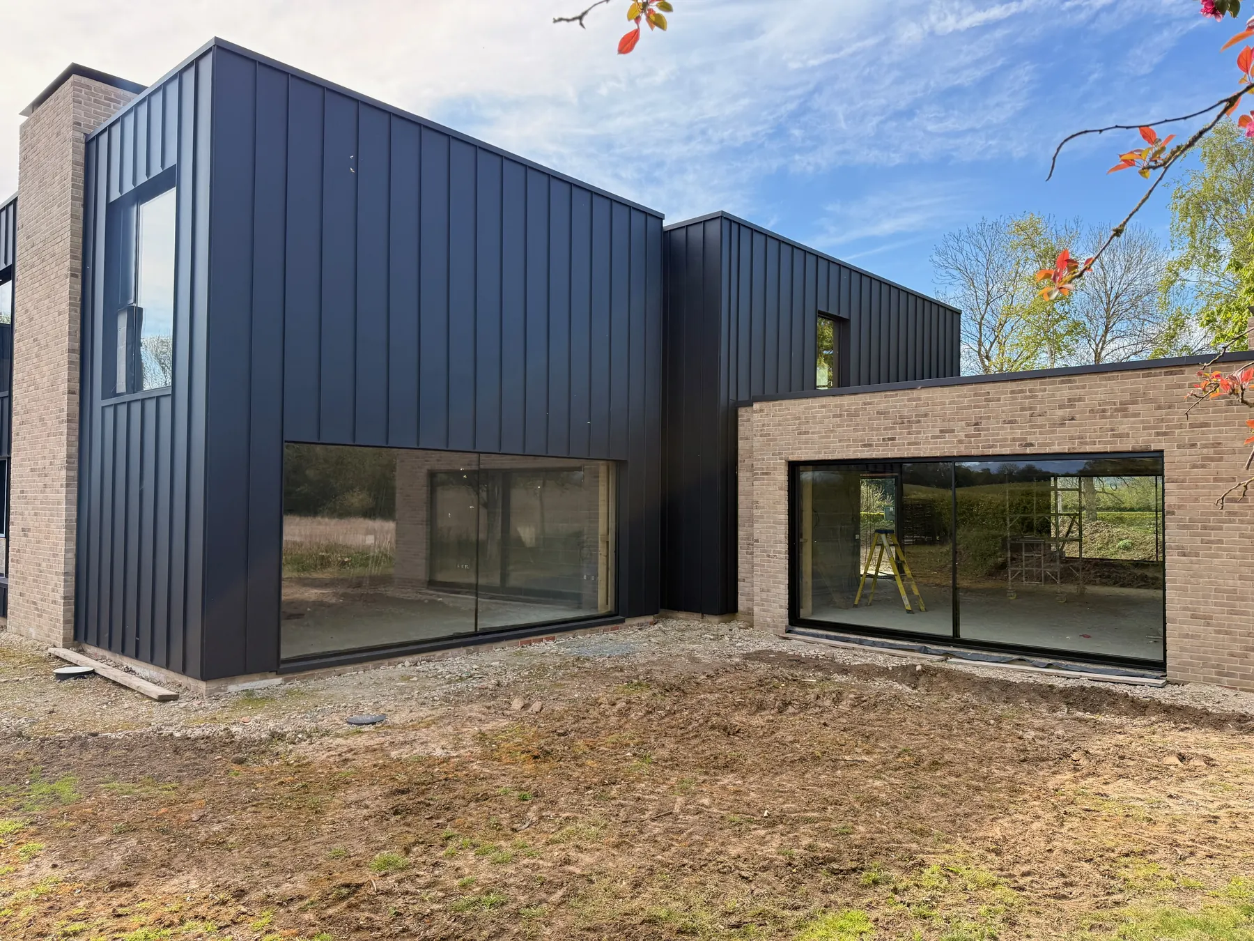PM Windows installation: Minimal frames for a modern extension