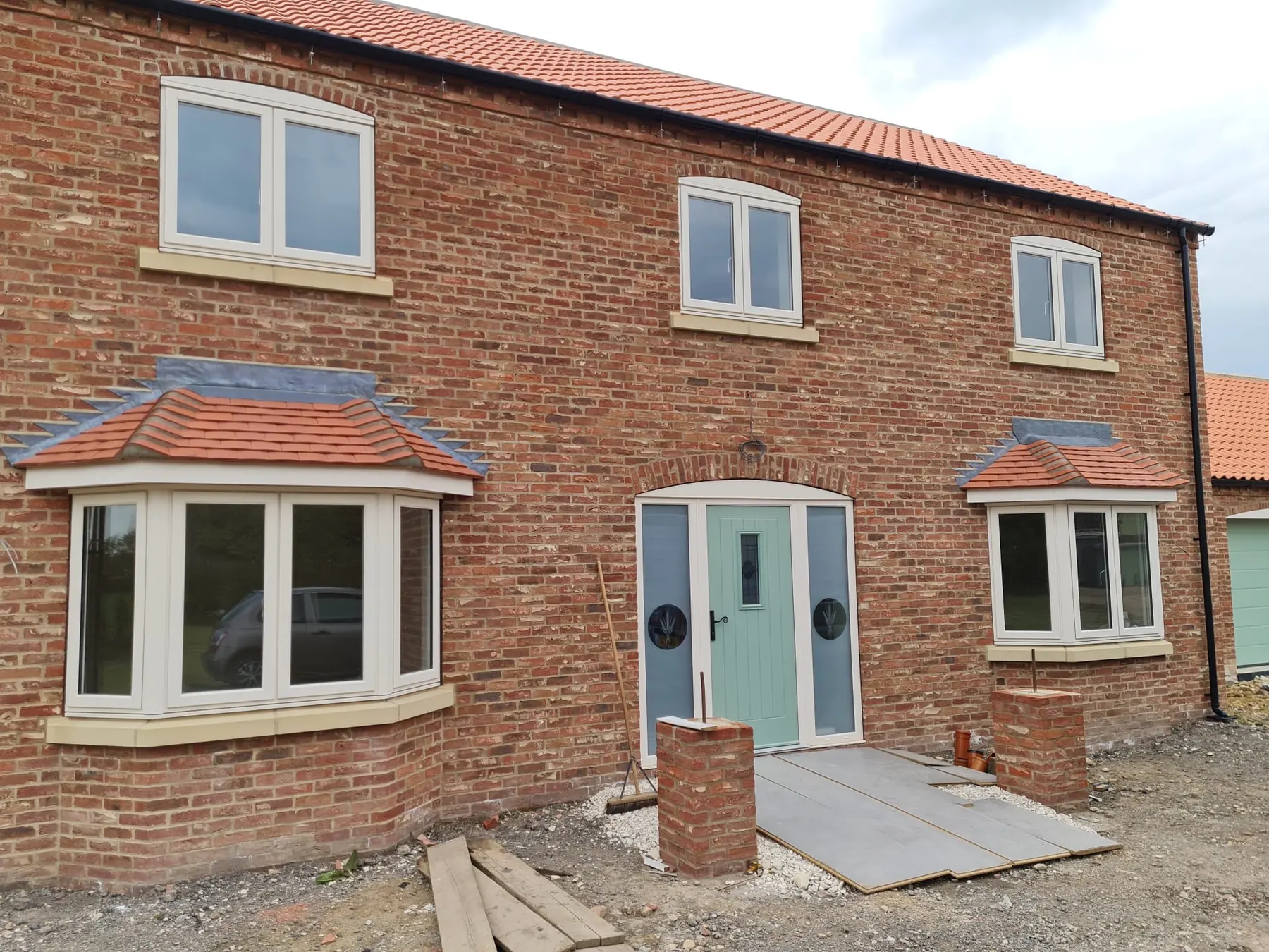 PM Windows installation: A coordinated entrance and bay window