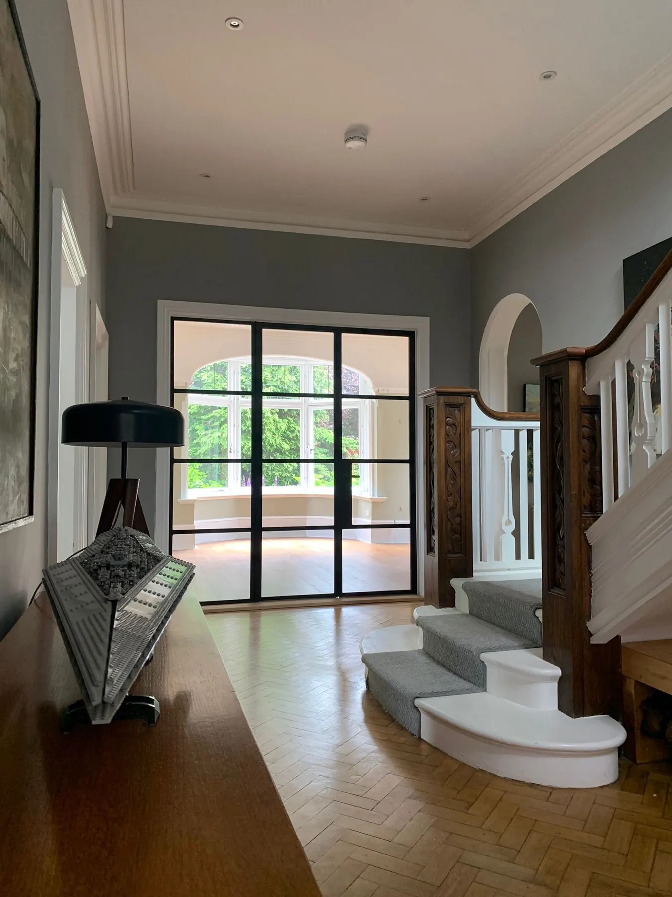 PM Windows installation: Steel-look character in a refined hallway
