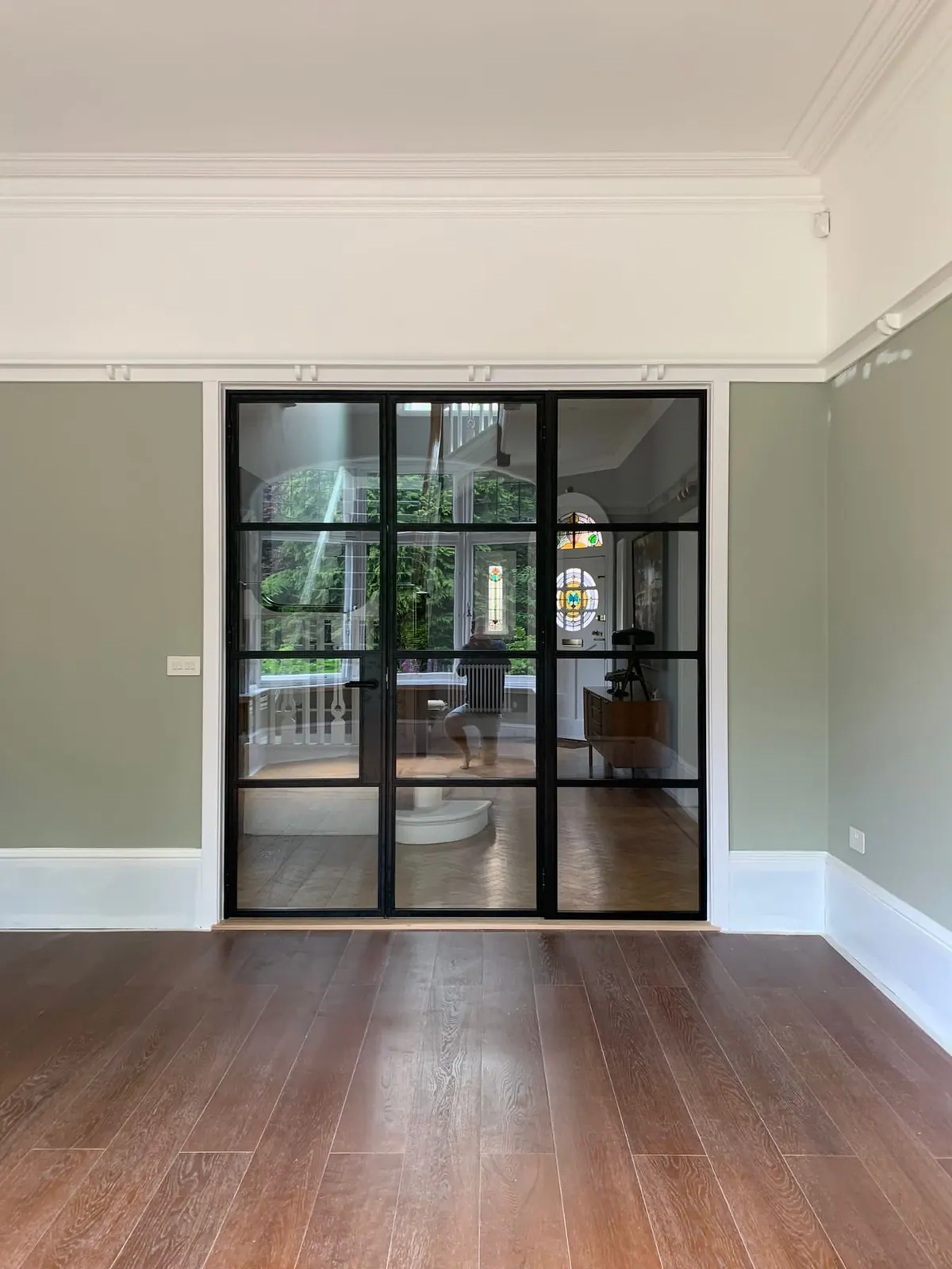 PM Windows installation: A symmetrical steel-look glazed screen