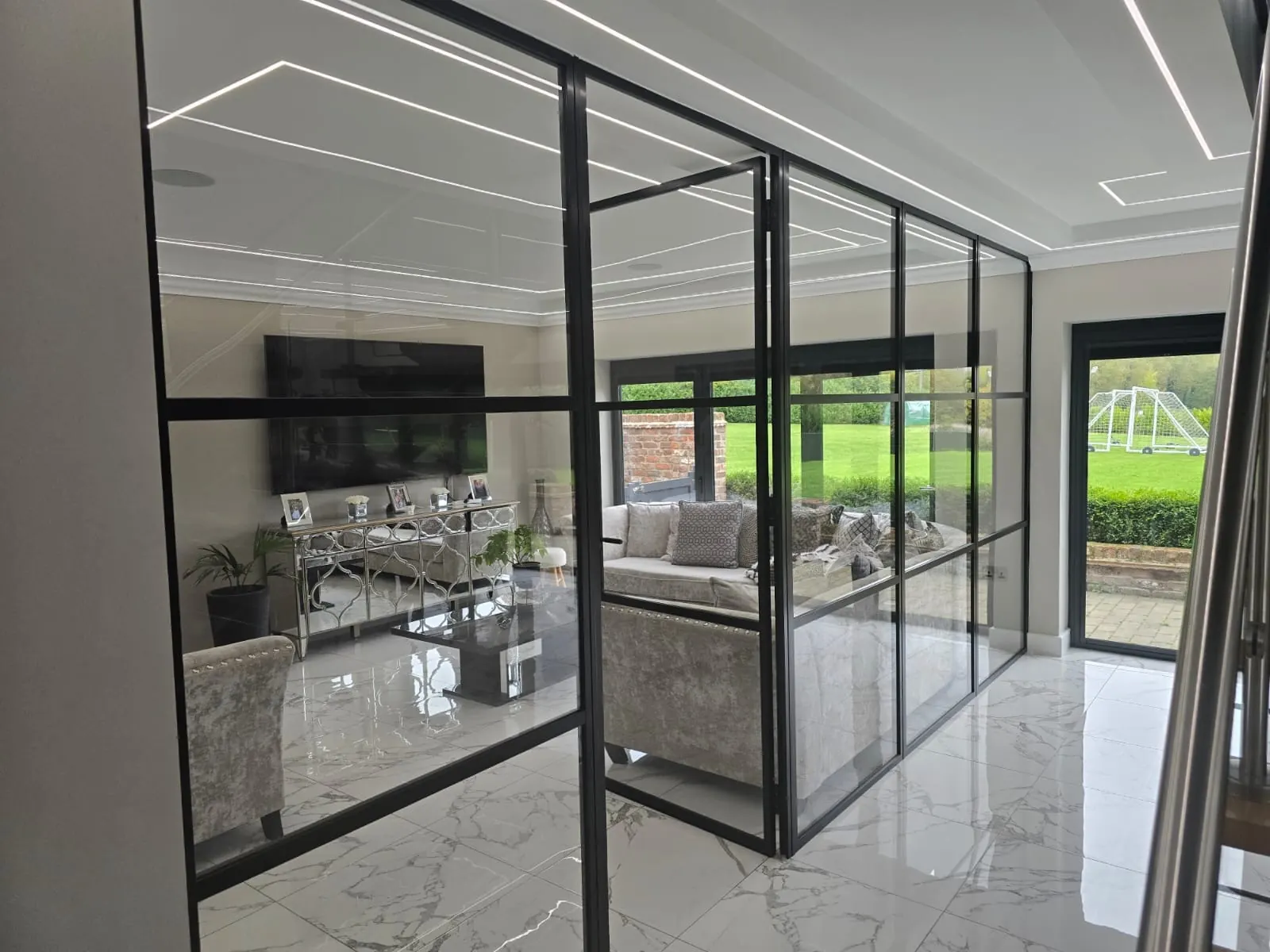 PM Windows installation: A corner screen defining an open-plan room