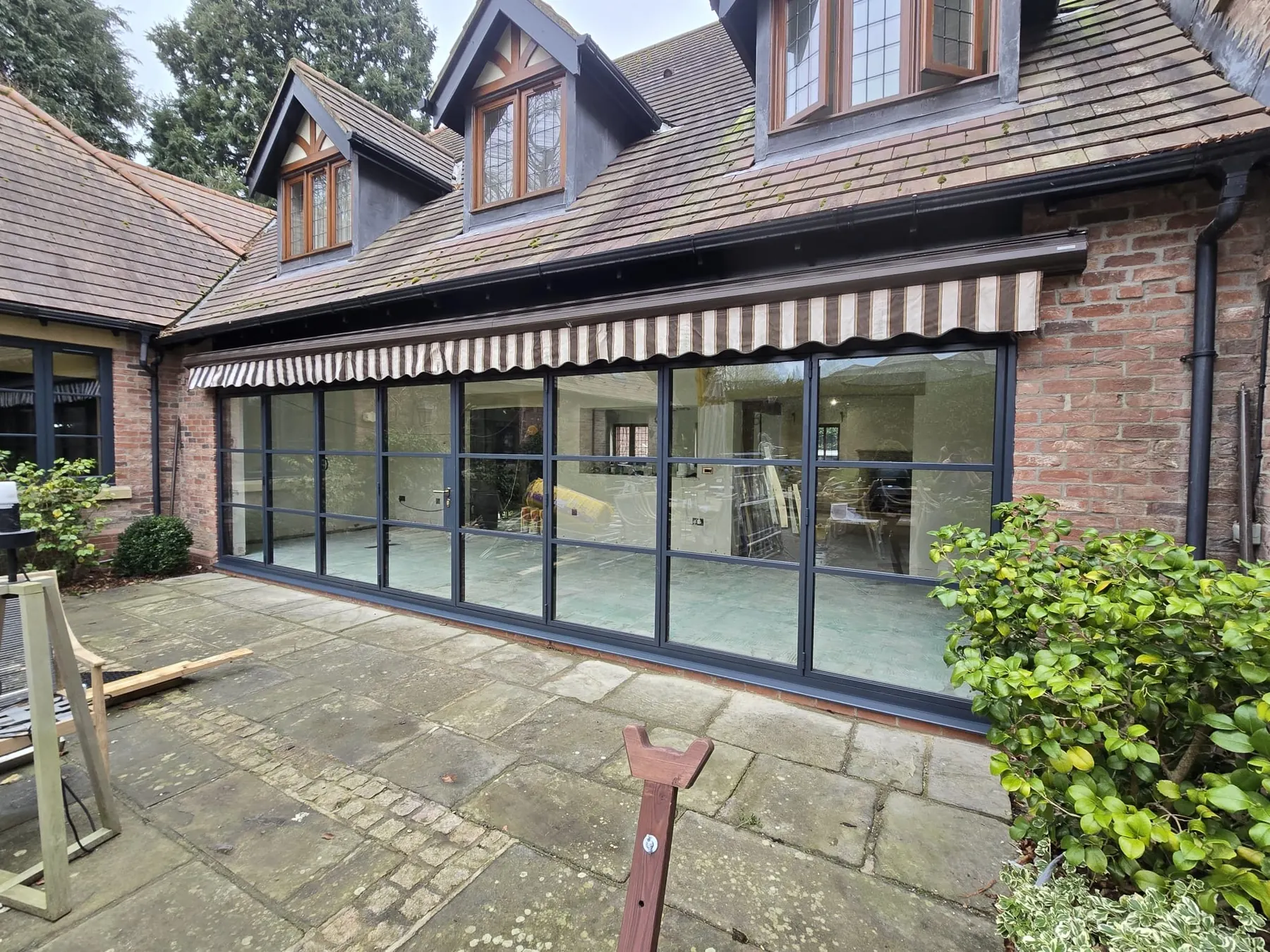 PM Windows installation: A coordinated run of slim steel-look frames