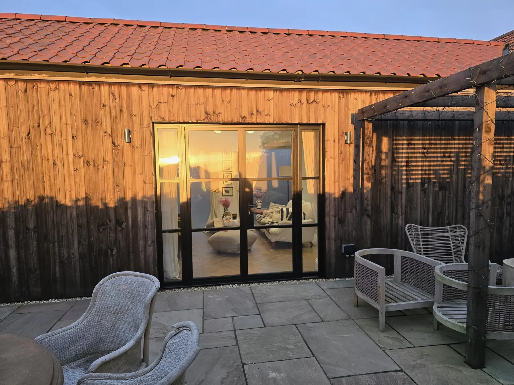 PM Windows installation: Steel-look doors for a garden studio
