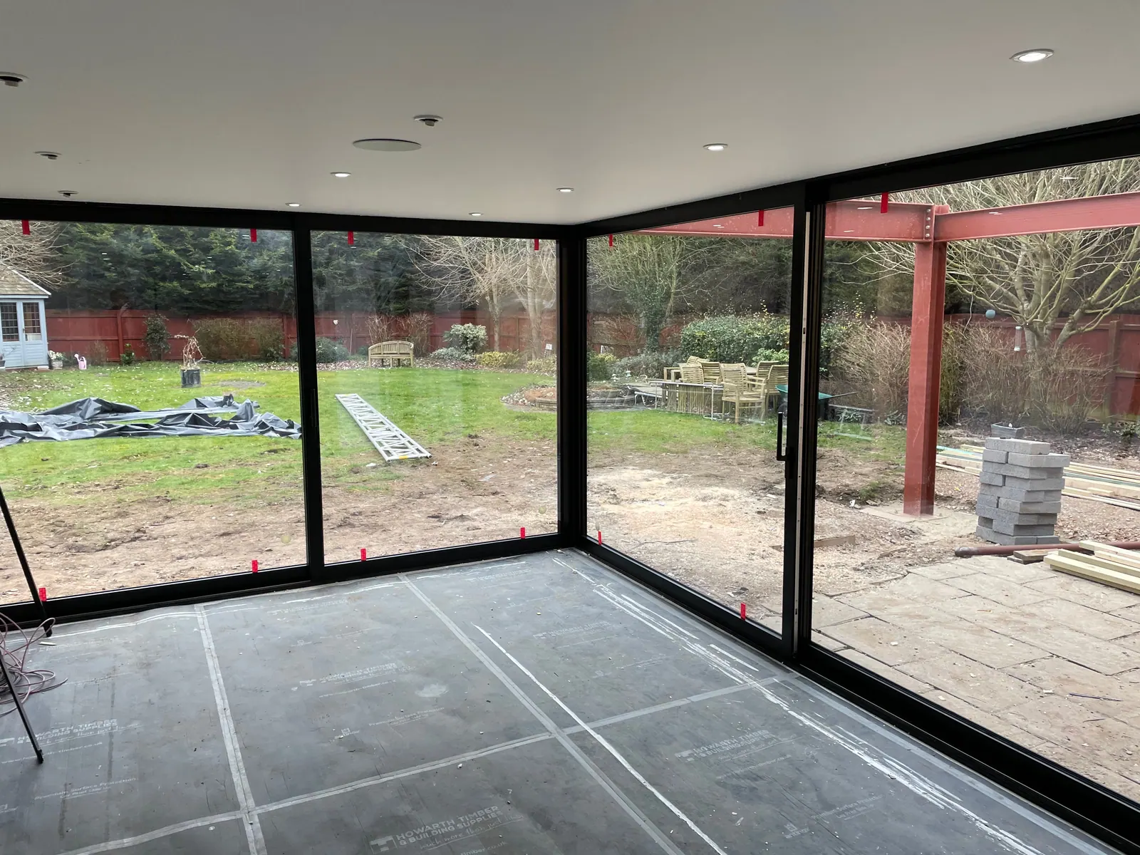PM Windows installation: A slim glazed corner wrapping the extension