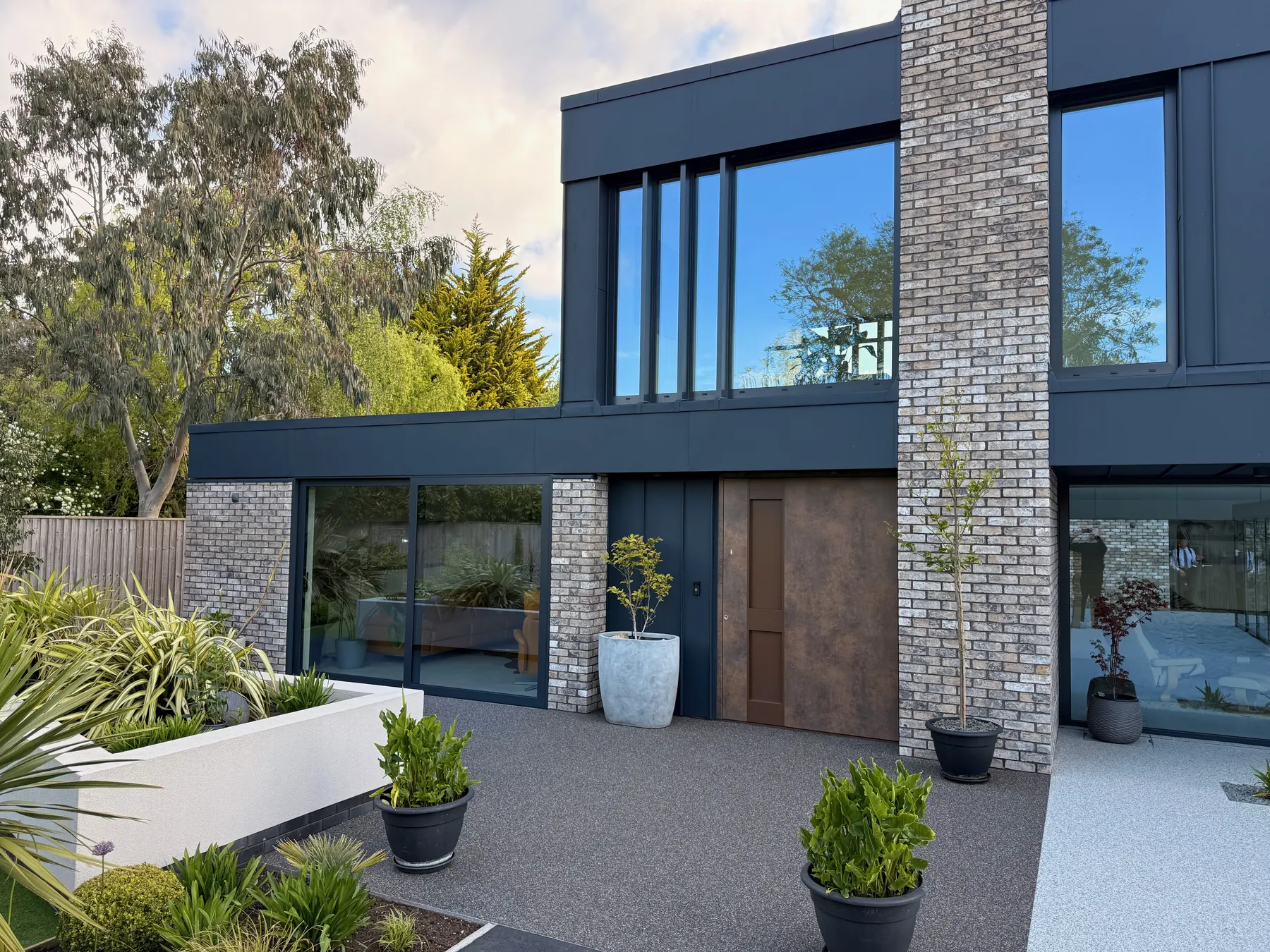 PM Windows installation: A seamless indoor-outdoor corner