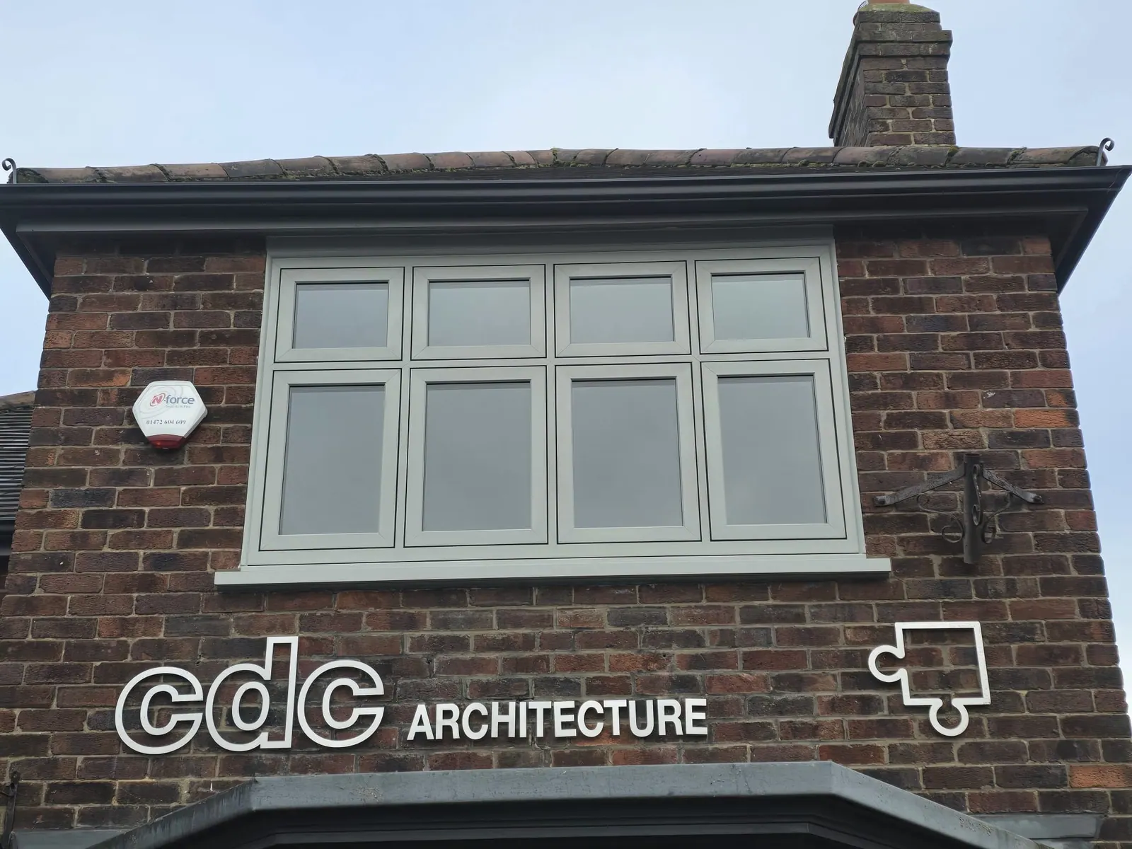 PM Windows installation: Flush windows with balanced proportions